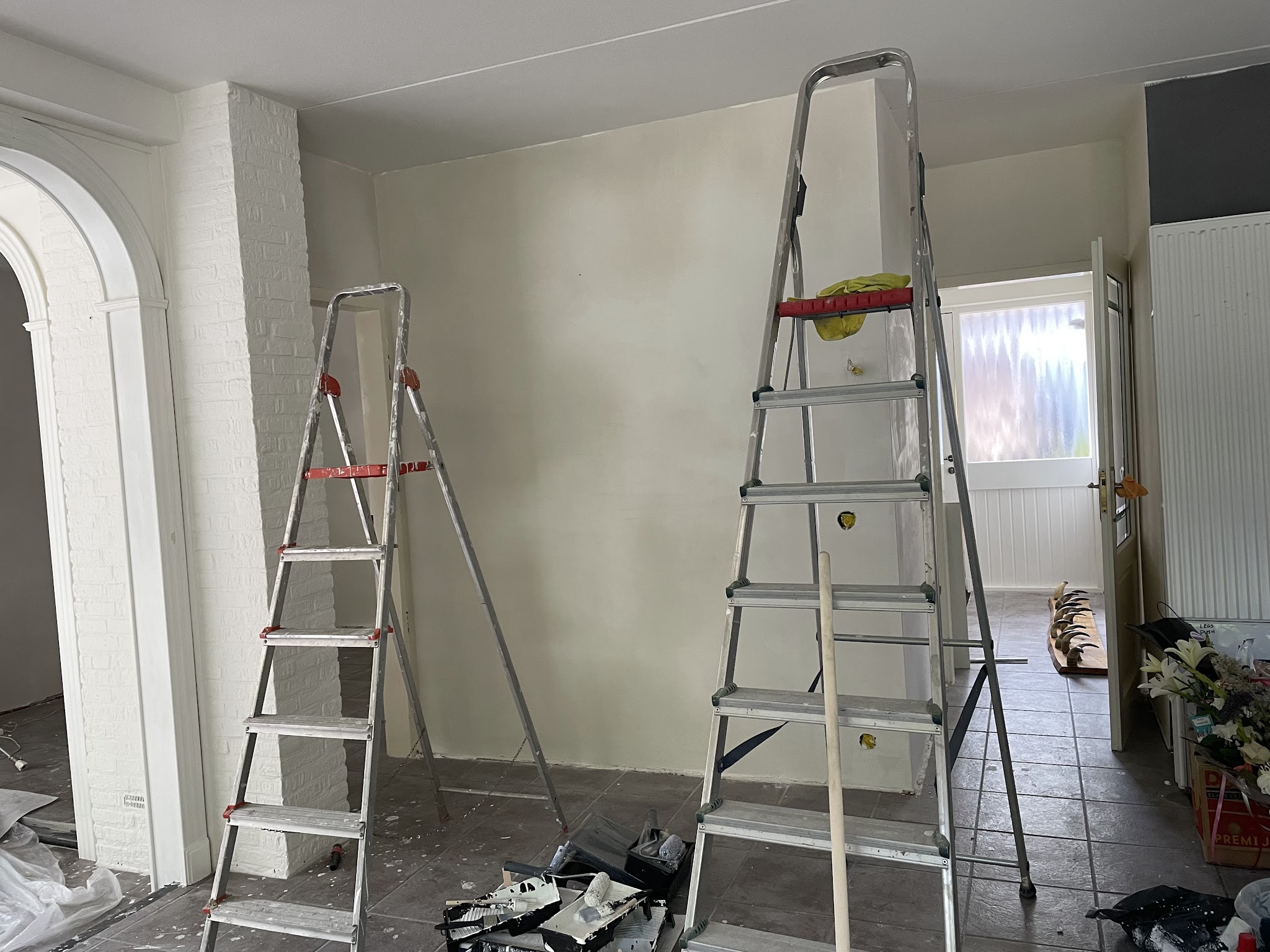 Twee ladders in een kamer met vers geplamuurde wanden
