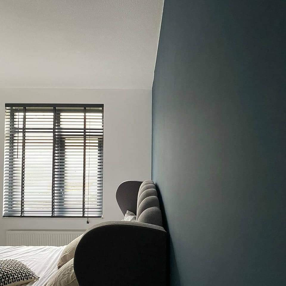 Slaapkamer met petrolblauw gesausde wand
